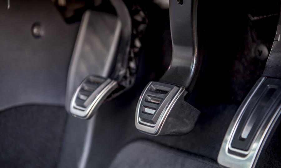 Детали интерьера Skoda Scala Monte Carlo 2020 года  (UK) (фото 17 из 31)